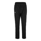 Jonny Leichte Cargo-Trainingshose von trueprodigy: Schwarze Regular Fit Hose mit elastischem Bund, Kordelzug und mehreren Taschen. Auf weißem Hintergrund präsentiert, kleines rundes Logo am linken Oberschenkel.