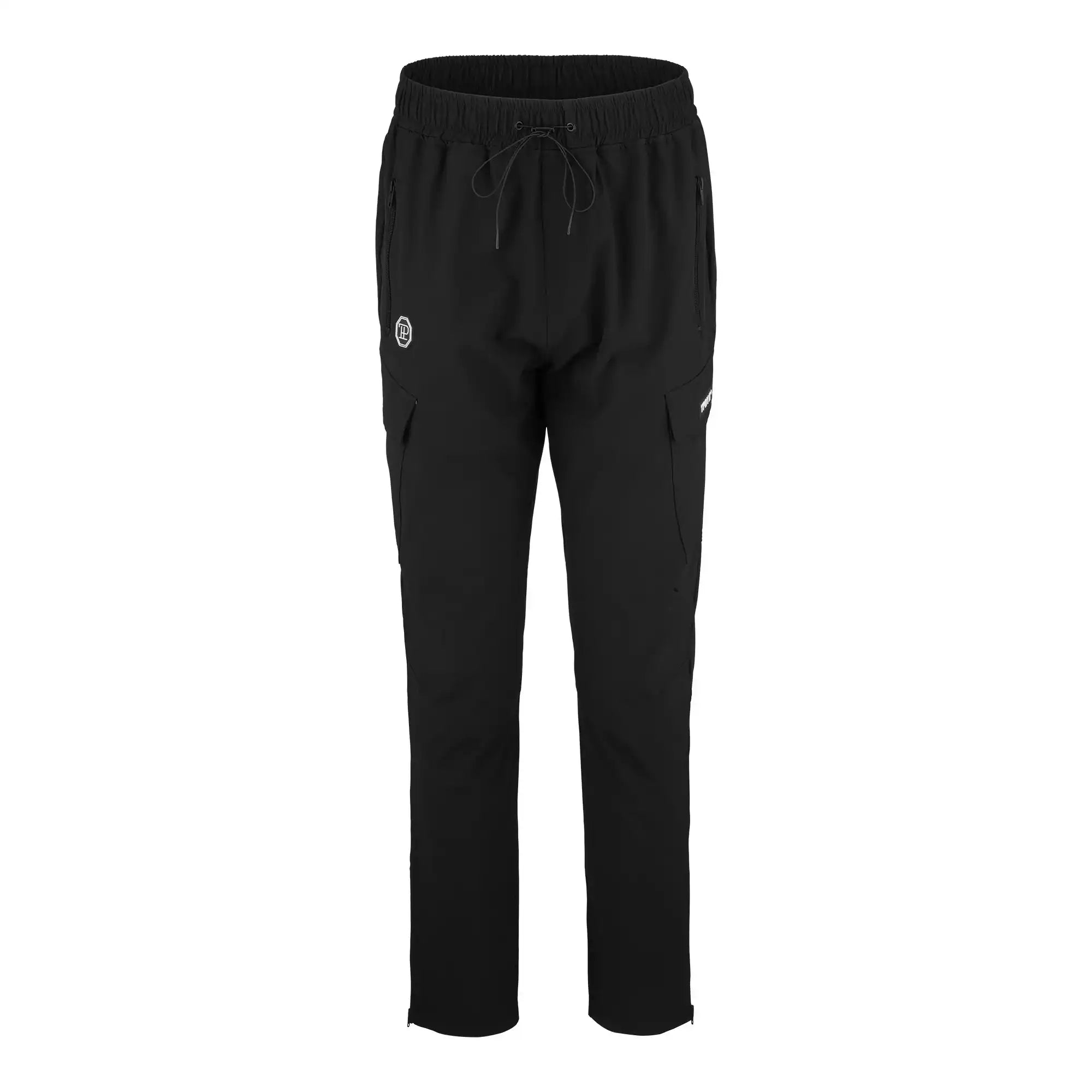 Jonny Leichte Cargo-Trainingshose von trueprodigy: Schwarze Regular Fit Hose mit elastischem Bund, Kordelzug und mehreren Taschen. Auf weißem Hintergrund präsentiert, kleines rundes Logo am linken Oberschenkel.