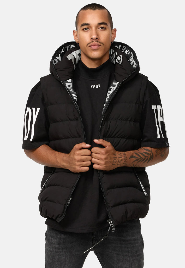 Herbst Winter Jacke  Matthew von vorne mit Kapuze und Reißverschluss. Hoch verschließbar mit hochwertigen SBS Zipper. Logo Aufdruck in Kapuze und auf Innenseite des Reißverschlusses. Modernes Oberteil für jeden Anlass. 