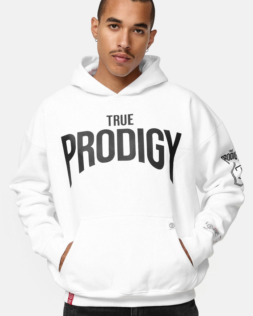 Winter Hoodie oversize in Weiß Model Feith aus dicken wärmenden Stoff mit Kapuze und Logo Auftruck print auf Brust und linkem Ärmel. Die neuen Herbst Winter Styles zum besten Preis bei trueprodigy.de