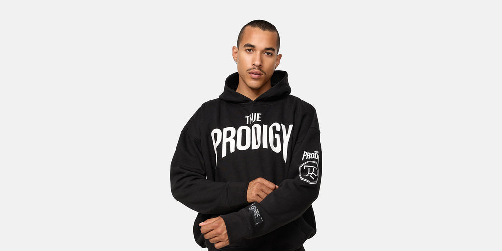 Hoodie Feith für Herren Modelbild von Vorne mit Weißem Hintergrund. Auf Sweatshirt mit Kapuze ist ein hochwertiger Logoprint auf Brust und linkem Ärmel. Die neue Kollektion für den Winter 2022 von trueprodigy