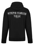 Der Aaren Oversized Hoodie mit Print von trueprodigy ist ein Unisex-Kapuzensweatshirt mit dem fettgedruckten weißen „Intrepid Fearless True Prodigy“-Text und dem Trueprodigy-Logo auf der Rückseite, mit einer Kapuze und langen Ärmeln für einen furchtlosen Look.