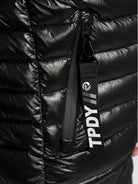 Nahaufnahme der schwarzen „Adan F Steppjacke mit Kapuze“ von trueprodigy, mit einer seitlichen Reißverschlusstasche mit „TPDY“-Anhänger. Der glänzende, wasserabweisende Stoff hat horizontale Nähte für Stil und Funktion.