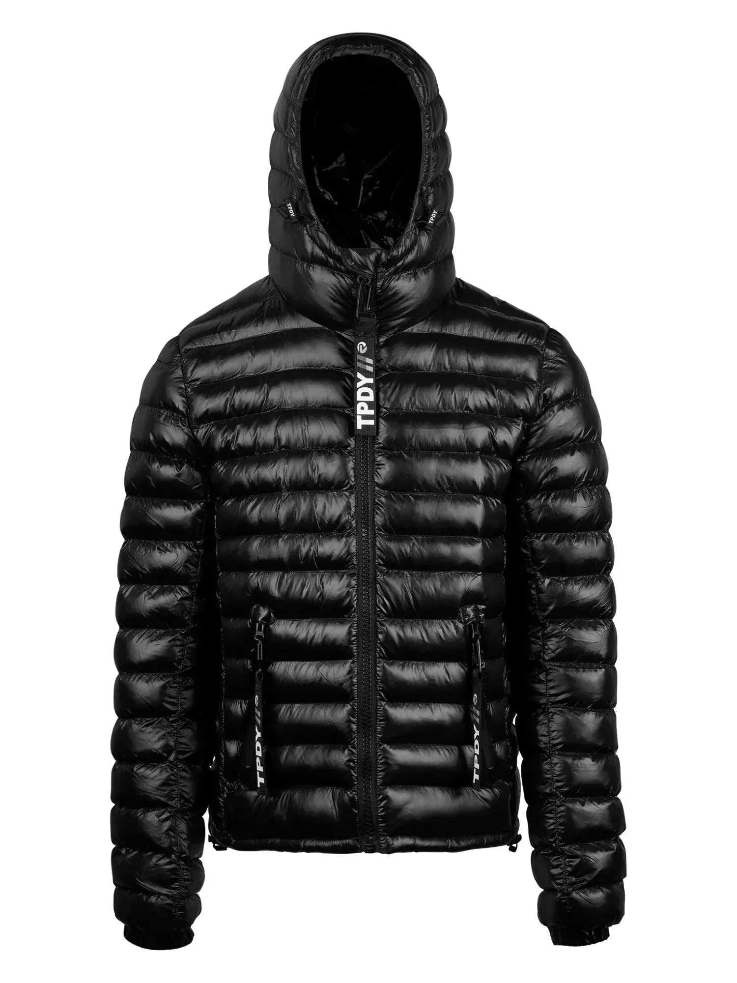 Die Adan F Steppjacke mit Kapuze von trueprodigy ist eine schwarze, glänzende, wasserabweisende Steppjacke mit Kapuze. Sie hat einen Frontreißverschluss, horizontale Nähte und den weißen Aufdruck „TPDY“ auf der Knopfleiste, wodurch sie perfekt ist, um unvorhersehbarem Wetter stilvoll zu trotzen.
