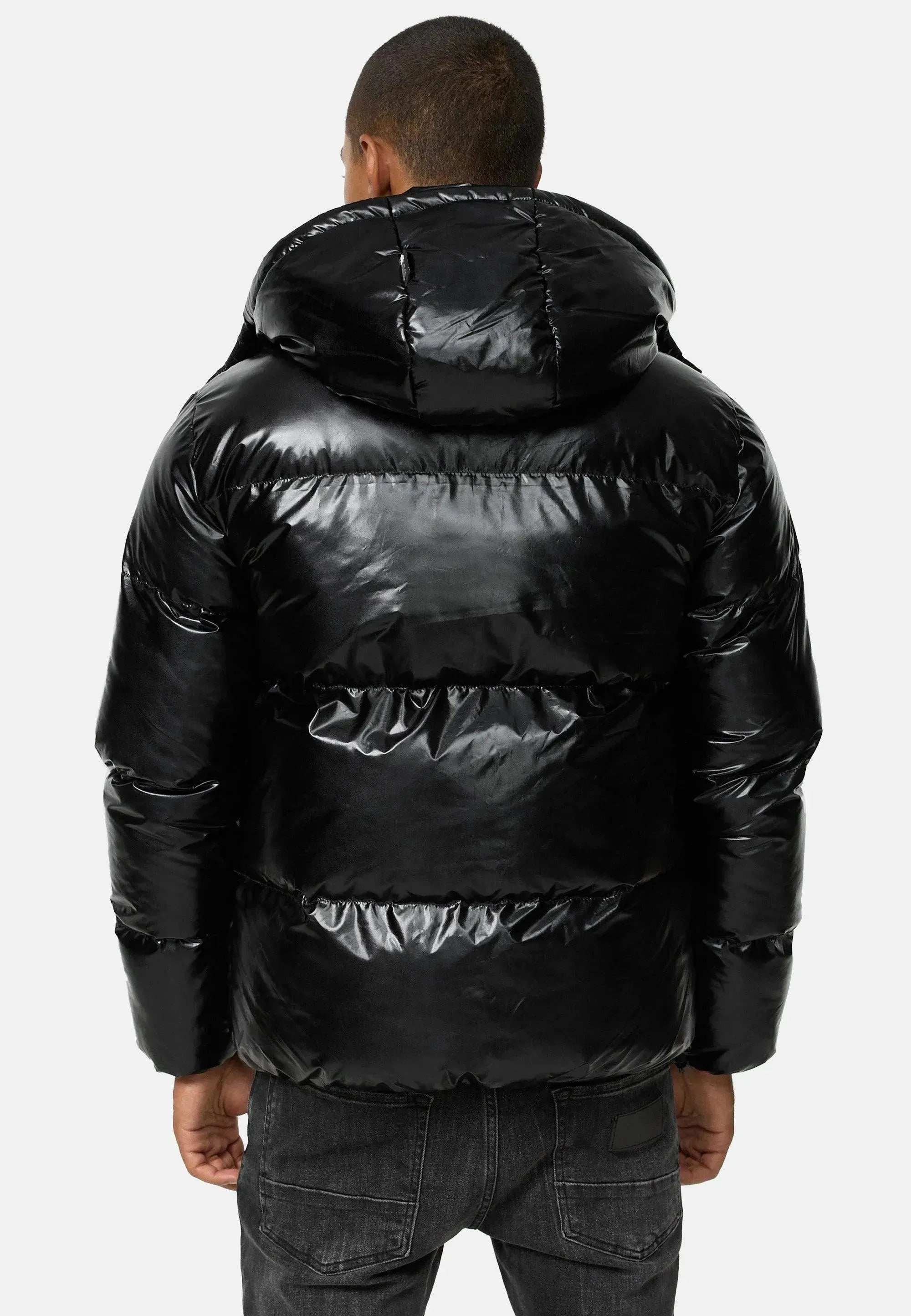 TRUEPRODIGY constance schwarze Pufferjacke mit glänzendem Finish, Kapuze. Rückansicht eines Mannes in urbanem Stil. Wintermode, hochwertiges Material, Streetwear-Look.
