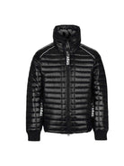 Die Trueprodigy Corey Steppjacke mit Stehkragen ist eine schwarze wattierte Jacke mit hohem Kragen, Frontreißverschluss, weißem „TPDV“-Schriftzug auf der Vorderseite, Ärmelreißverschlüssen, gerippten Bündchen und reflektierenden Paspelakzenten an den Schultern.