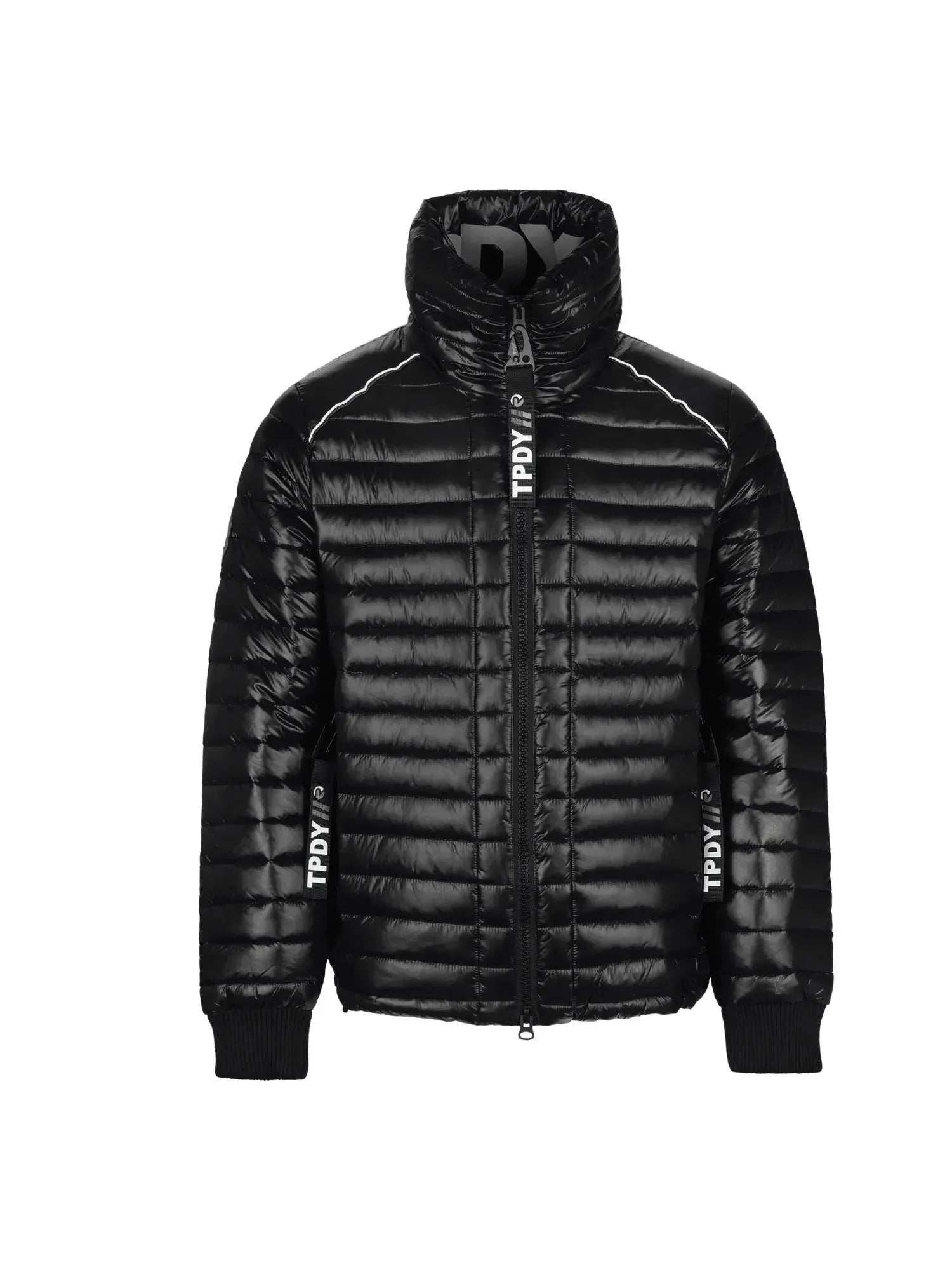 Die Trueprodigy Corey Steppjacke mit Stehkragen ist eine schwarze wattierte Jacke mit hohem Kragen, Frontreißverschluss, weißem „TPDV“-Schriftzug auf der Vorderseite, Ärmelreißverschlüssen, gerippten Bündchen und reflektierenden Paspelakzenten an den Schultern.