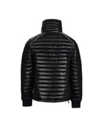 Die Corey Steppjacke mit Stehkragen von trueprodigy ist eine glänzend schwarze Pufferjacke für Herren mit horizontalen Steppnähten, gerippten Bündchen und einem Reißverschluss am unteren Rücken.