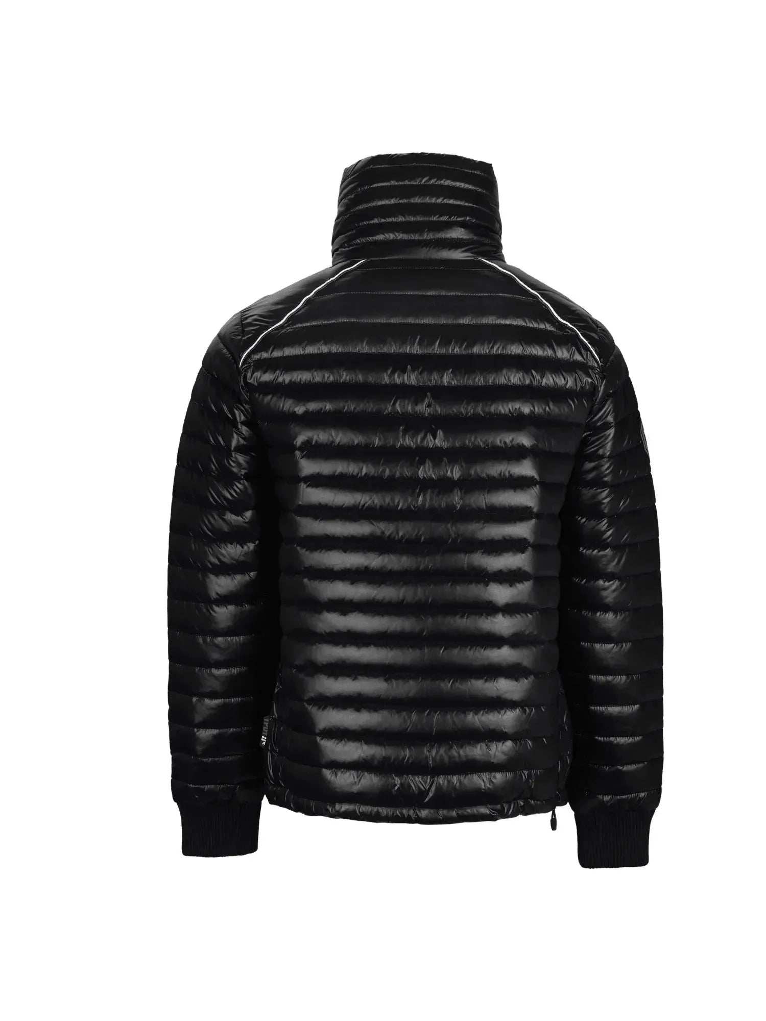 Die Corey Steppjacke mit Stehkragen von trueprodigy ist eine glänzend schwarze Pufferjacke für Herren mit horizontalen Steppnähten, gerippten Bündchen und einem Reißverschluss am unteren Rücken.