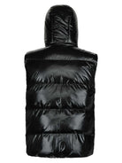 Die trueprodigy Darko F Weste ist eine glänzend schwarze Pufferweste mit Stehkragen und Kapuze. Sie hat ein gestepptes Design mit horizontalen Nähten und zeigt ihre wattierte Struktur auf der Rückseite.