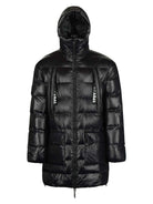 Die David F Glänzende Steppjacke mit Kapuze von trueprodigy kombiniert mit ihrer schwarzen, glänzenden Optik Stil und Funktionalität. Sie verfügt über eine Kapuze, einen Reißverschluss vorne, vertikale Brusttaschen mit Reißverschluss, große Seitentaschen und „TIDAL“- und „TPRY“-Text für zusätzliches Flair.