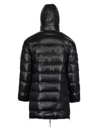 Das Bild zeigt die Rückseite der glänzend schwarzen Trueprodigy „David F Glänzende Steppjacke mit Kapuze“, einer bauschigen Daunenjacke mittlerer Länge mit horizontaler Steppung und einer ganz nach oben gezogenen Kapuze.