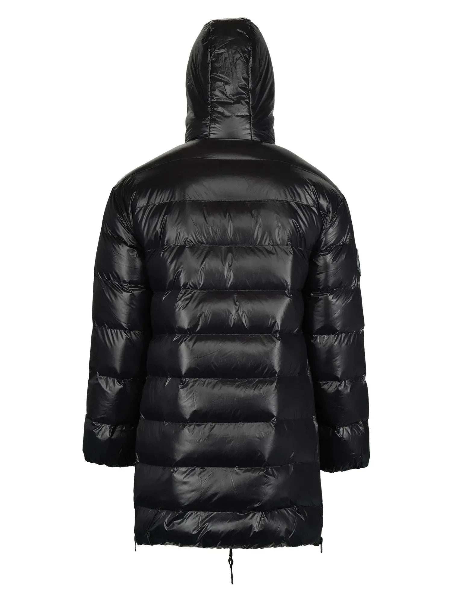 Das Bild zeigt die Rückseite der glänzend schwarzen Trueprodigy „David F Glänzende Steppjacke mit Kapuze“, einer bauschigen Daunenjacke mittlerer Länge mit horizontaler Steppung und einer ganz nach oben gezogenen Kapuze.