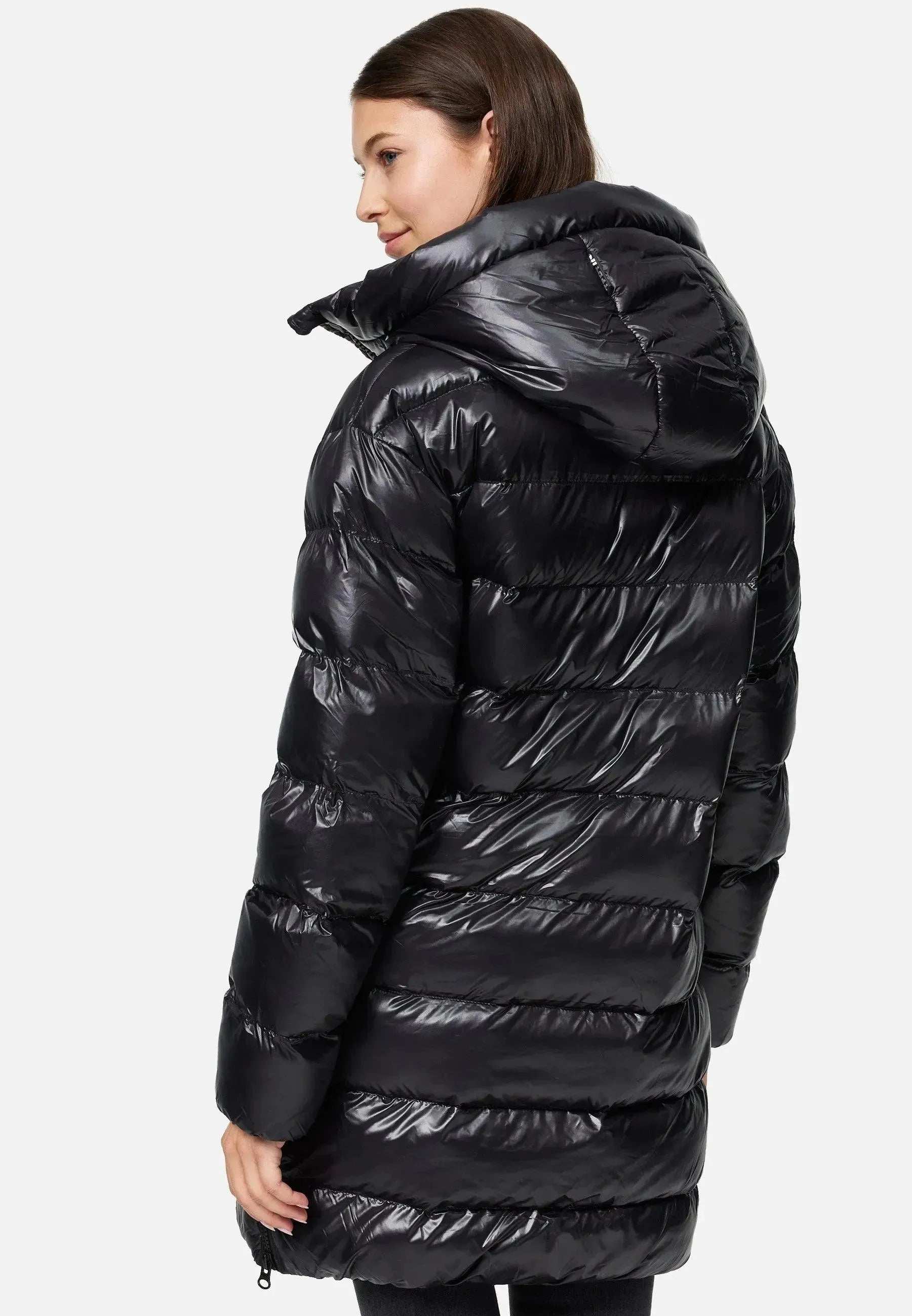 Jemand trägt die David F Glänzende Steppjacke mit Kapuze von trueprodigy. Diese glänzende schwarze Pufferjacke mit langem Steppmuster und Kapuze hebt sich wunderschön von einem schlichten weißen Hintergrund ab.
