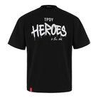 Das trueprodigy „Dexter Oversized T-Shirt mit Druck“ ist ein Unisex-T-Shirt aus schwerem Jerseystoff mit der Aufschrift „TPDY HEROES in the dark“ in kräftiger weißer Schrift. Seine übergroße Passform und das kleine rote Etikett unten links unterstreichen seinen einzigartigen Stil.