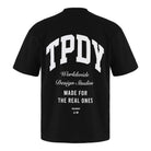 Das Elijah Oversized T-Shirt von trueprodigy ist ein schwarzes Unisex-T-Shirt aus schwerem Jersey mit dem fettgedruckten weißen „TPDY“-Text oben und „Worldwide Design Studios“ und „Made for the Real Ones“ darunter. Mit Rundhalsausschnitt und kurzen Ärmeln ist es ein Statement.