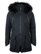 Der Harvey F Damenparka von trueprodigy in Schwarz hat eine Kapuze mit Kunstfellfutter, einen Reißverschluss vorne, zwei Brusttaschen mit Reißverschluss und zwei Pattentaschen an der Taille. Diese Jacke ist auf Einfachheit und Funktionalität bei kaltem Wetter ausgelegt.