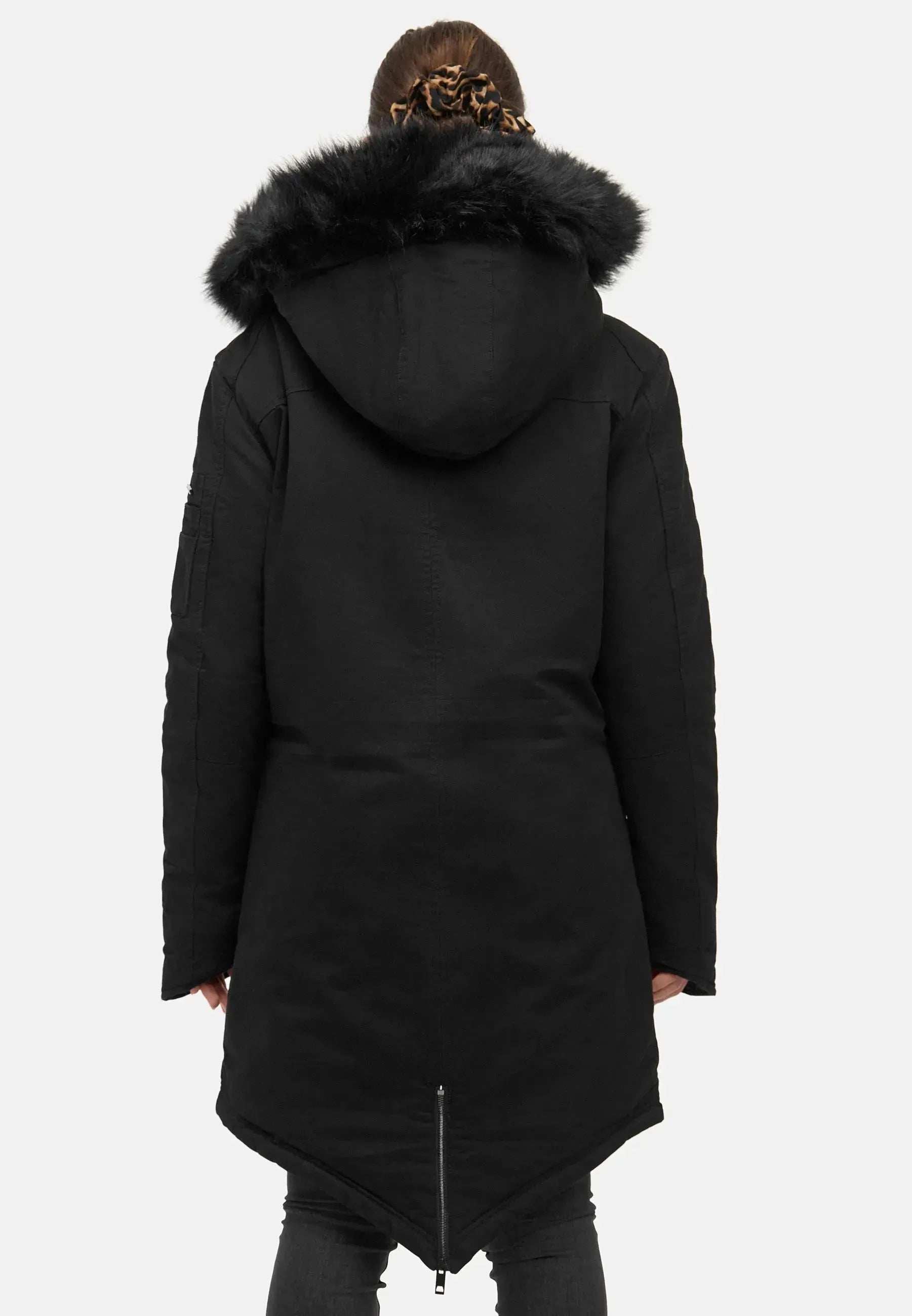 Eine Person mit geflochtenem Haar trägt einen trueprodigy Harvey F Damenparka mit Kapuze und Kunstfell, einen langen schwarzen Winterparka. Der Mantel hat einen Schlitz mit Reißverschluss auf der Rückseite und gesteppte Ärmel, was seine Länge und Designdetails von hinten betont.