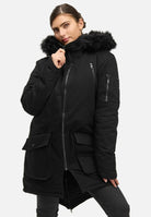 Sie tragen einen Damenparka mit Kapuze und Kunstfell von trueprodigy Harvey F und stehen vor einem weißen Hintergrund, die Kapuze in den Händen.