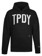 Der Janne Oversized Hoodie von trueprodigy ist ein schwarzes Unisex-Sweatshirt mit einer Fronttasche und dem Aufdruck „TPDY“ quer über der Brust, abgerundet durch das unverwechselbare trueprodigy-Logo.
