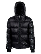 Die Logan Pufferjacke mit Logo von trueprodigy ist eine schwarze, glänzende Daunenjacke mit Kapuze, Frontreißverschluss und gerippten Bündchen. Fettgedruckte Text- und Logodesigns an Ärmeln und Vorderseite verleihen dieser Wattierte Jacke eine unverwechselbare Grafik.