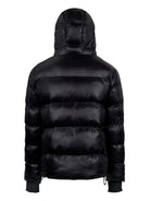 Die Logan Pufferjacke mit Logo von trueprodigy ist eine schwarze Pufferjacke mit Daunenfüllung, Steppdesign, Kapuze und Rippbündchen für einen eleganten, gemütlichen Look von hinten.
