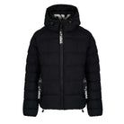 Die Murphy F Matte Steppjacke mit Kapuze von trueprodigy ist eine schwarze, wasserabweisende Damenjacke mit fester Kapuze, Frontreißverschluss, zwei seitlichen Reißverschlusstaschen, Kordelzug am Saum und Hals sowie weißem, vertikal auf die Reißverschlusskanten gedrucktem „TPDNY“- und „LYDA“-Text.