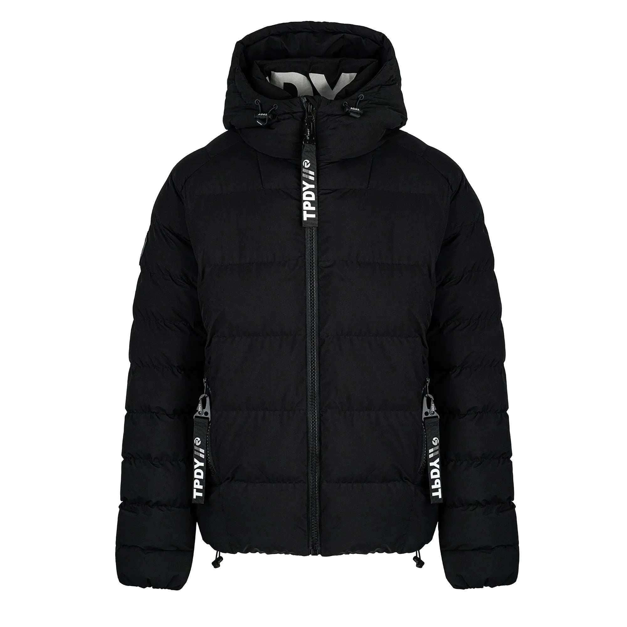 Die Murphy F Matte Steppjacke mit Kapuze von trueprodigy ist eine schwarze, wasserabweisende Damenjacke mit fester Kapuze, Frontreißverschluss, zwei seitlichen Reißverschlusstaschen, Kordelzug am Saum und Hals sowie weißem, vertikal auf die Reißverschlusskanten gedrucktem „TPDNY“- und „LYDA“-Text.
