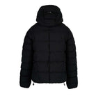Eine Rückansicht der Murphy F Matte Steppjacke mit Kapuze von trueprodigy zeigt ihr gestepptes Design mit Kordelzug am Saum. Diese schwarze Pufferjacke hat eine feste Kapuze und ist wasserabweisend.