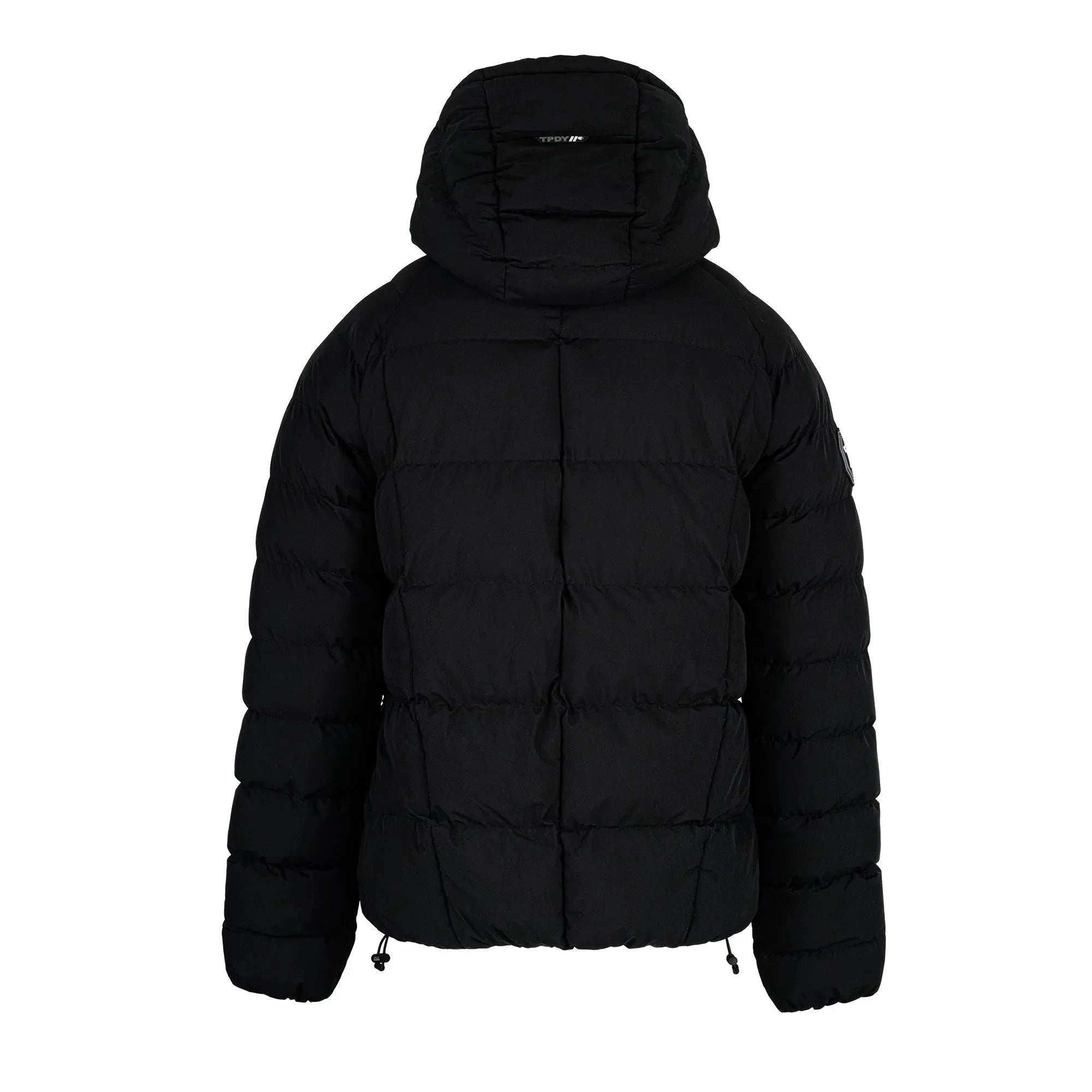 Eine Rückansicht der Murphy F Matte Steppjacke mit Kapuze von trueprodigy zeigt ihr gestepptes Design mit Kordelzug am Saum. Diese schwarze Pufferjacke hat eine feste Kapuze und ist wasserabweisend.