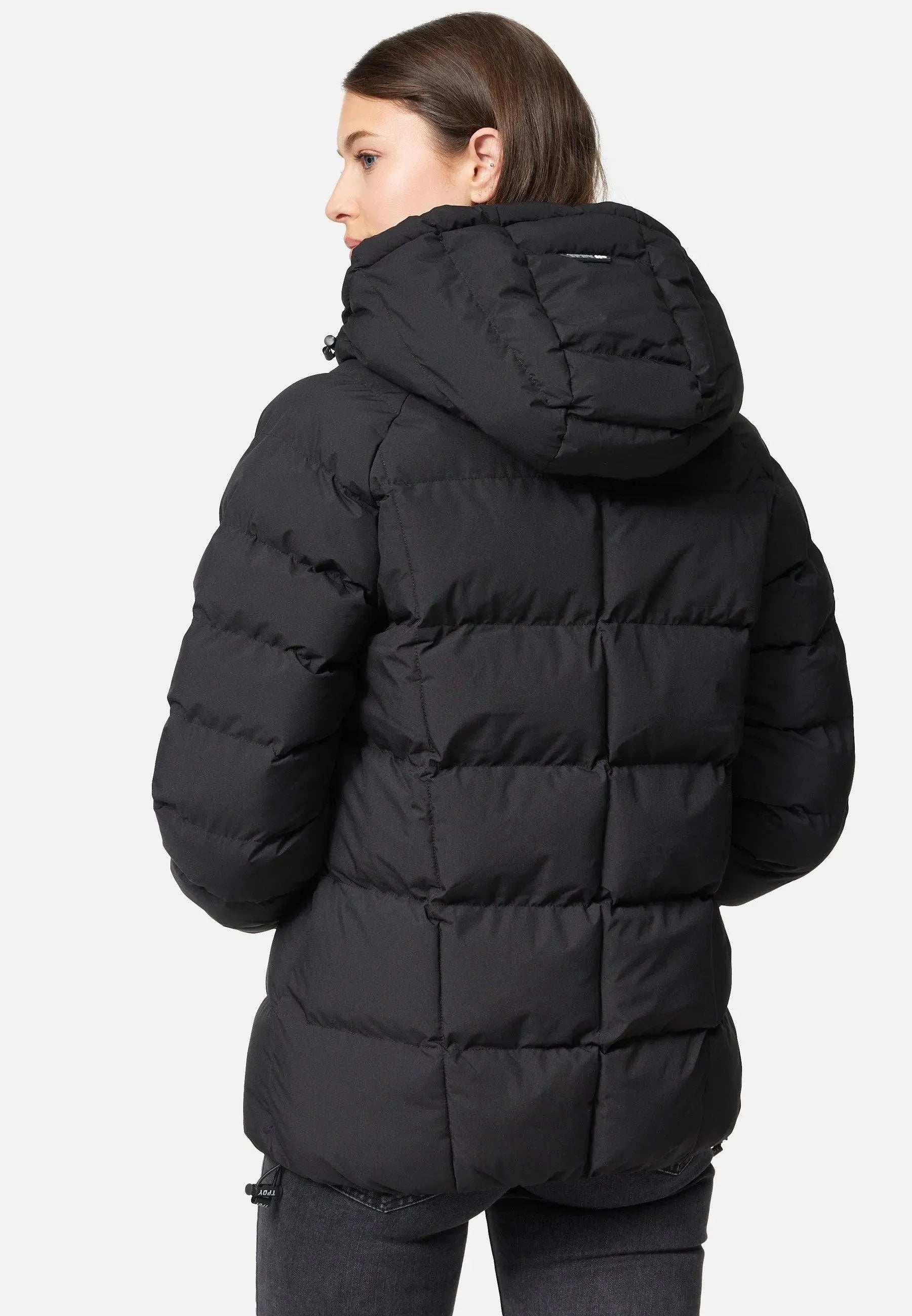 Vor einem schlichten weißen Hintergrund trägt eine Person mit braunem Haar, die von der Kamera abgewandt ist, graue Hosen und die trueprodigy Murphy F Matte Steppjacke mit Kapuze. Das schwarze wasserabweisende Material der Jacke verleiht sowohl Stil als auch Funktionalität.