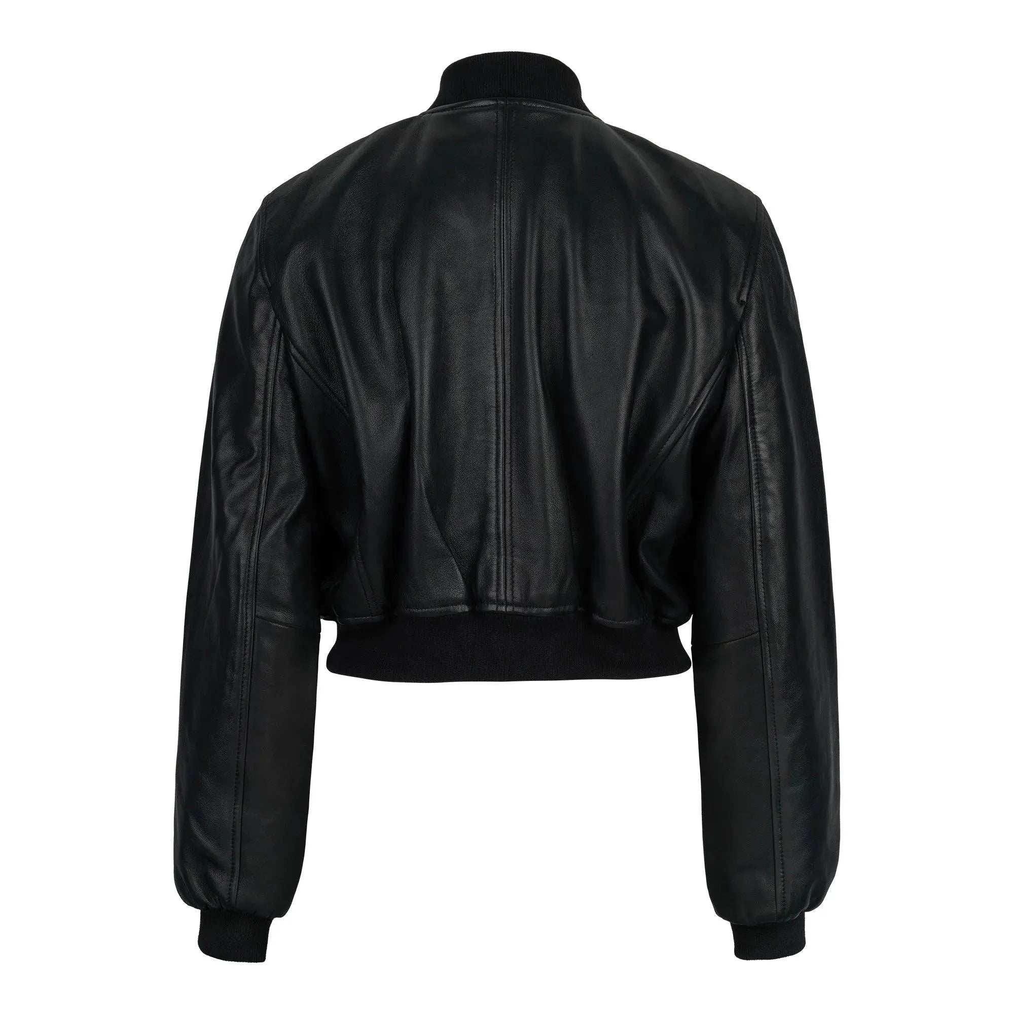Die Paola Kurze Oversized Lederjacke von trueprodigy ist eine schwarze Lederbomberjacke mit langen Ärmeln, hohem Kragen und gerippten Bündchen und Saum. Die glatte Textur und das kurze Design vervollständigen den stylischen Look.