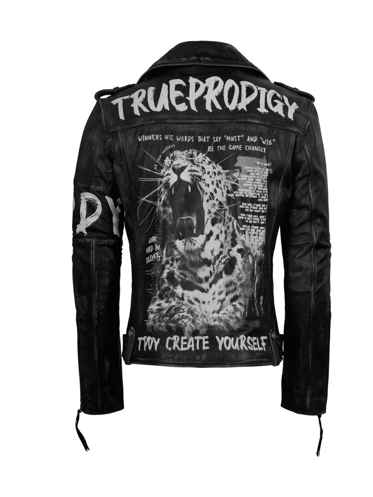 Die Russell Lederjacke mit Print von trueprodigy ist eine schwarze Jacke im Biker-Stil mit einem brüllenden Leopardenmuster auf der Rückseite mit „TRUE PRODIGY“, inspirierenden Sprüchen wie „WINNERS“ und „CREATE YOURSELF“, abstrakten Ärmeldesigns und kantigen Nieten-Akzenten.